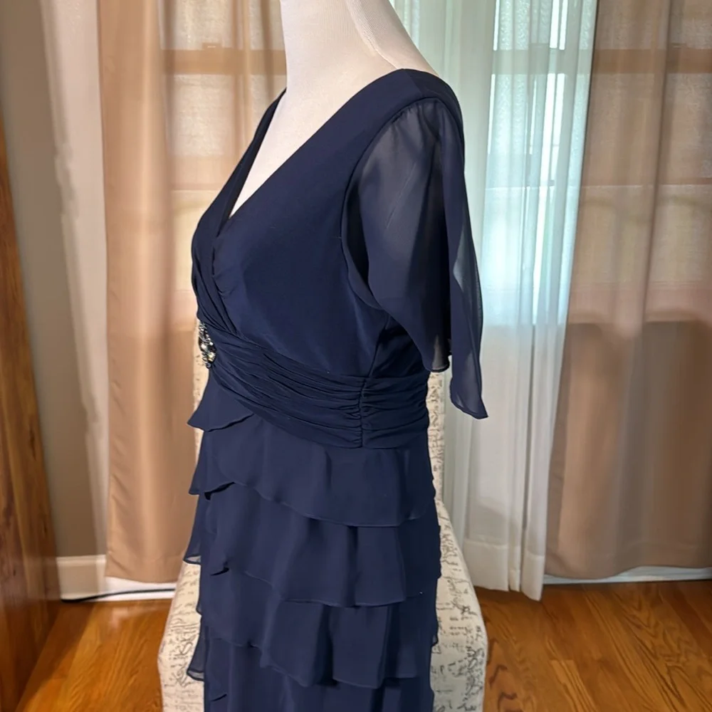 Beautiful like new Evening Gown Size 12 - Picture 3 of 6